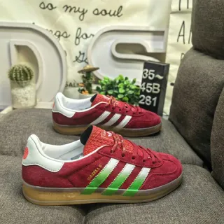 Adidas Gazelle أحذية رياضية بأسلوب حياة من جلد أحمر مخملي بشرائط خضراء