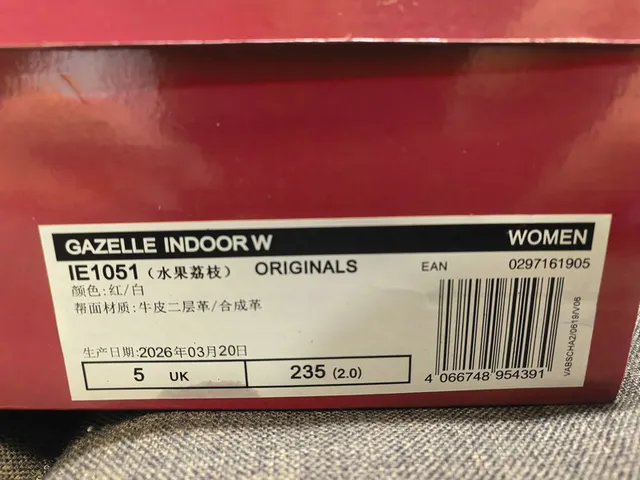 Adidas Gazelle Sneakers Lifestyle en Daim Rouge avec Rayures Vertes 2