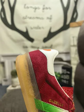 Adidas Gazelle Sneakers Lifestyle en Daim Rouge avec Rayures Vertes 3
