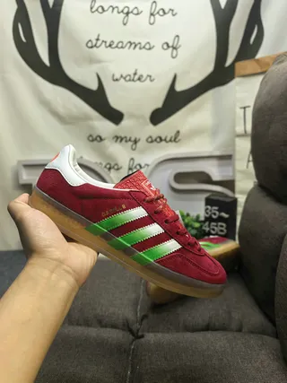 Adidas Gazelle Sneakers Lifestyle en Daim Rouge avec Rayures Vertes 5