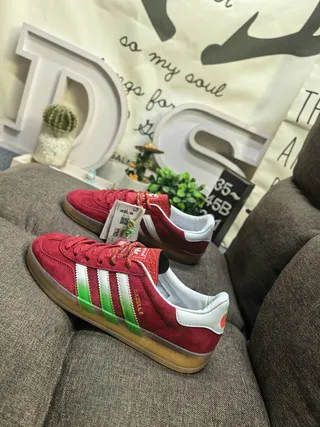 Adidas Gazelle Sneakers Lifestyle en Daim Rouge avec Rayures Vertes 7