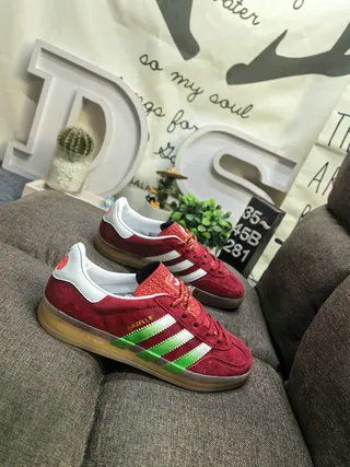Adidas Gazelle Sneakers Lifestyle en Daim Rouge avec Rayures Vertes 9