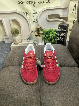 Adidas Gazelle Sneakers Lifestyle en Daim Rouge avec Rayures Vertes 10