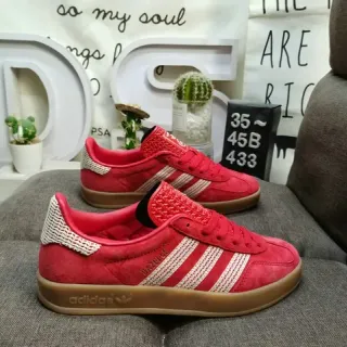 Adidas Gazelle 红色麂皮生活方式运动鞋