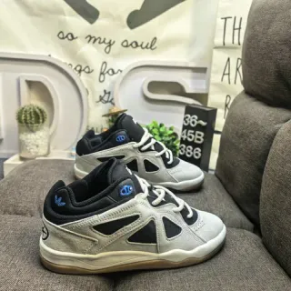 Adidas حذاء رياضي أسلوب حياة رمادي أسود منخفض الارتفاع بطوق مخدد
