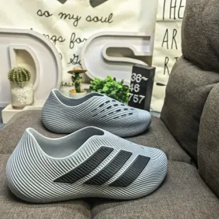 أديداس رمادي أسود مموج أحادي فوقي بدون أربطة slip-on حذاء نمط حياة رياضي