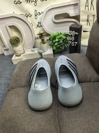 Adidas Gris Noir Côtelé Monolithique Supérieur Sans Lacets Slip-On Lifestyle Sneakers 8