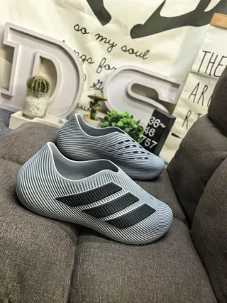 Adidas Gris Noir Côtelé Monolithique Supérieur Sans Lacets Slip-On Lifestyle Sneakers 9