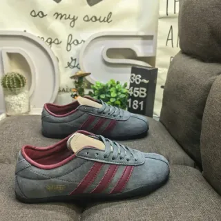 Adidas رمادي بورجوندي سويدي علوي لوحة جانبية ثلاث شرائط حذاء أسلوب حياة