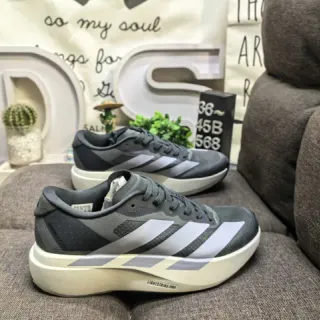 Adidas 灰色白色工程网面鞋面三条纹侧面品牌跑鞋
