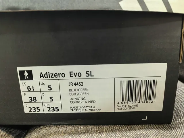 Adidas 灰色白色工程网面鞋面三条纹侧面品牌跑鞋 2
