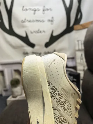 Adidas 灰色白色工程网面鞋面三条纹侧面品牌跑鞋 3