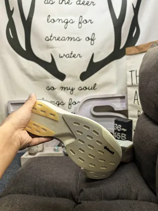 Adidas 灰色白色工程网面鞋面三条纹侧面品牌跑鞋 4