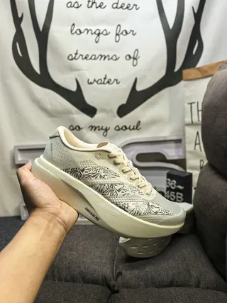 Adidas 灰色白色工程网面鞋面三条纹侧面品牌跑鞋 5