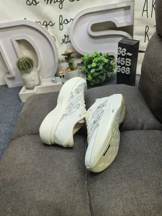 Adidas 灰色白色工程网面鞋面三条纹侧面品牌跑鞋 6