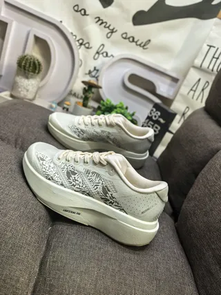 Adidas 灰色白色工程网面鞋面三条纹侧面品牌跑鞋 7