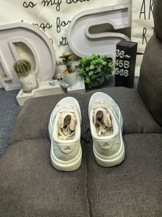 Adidas 灰色白色工程网面鞋面三条纹侧面品牌跑鞋 8