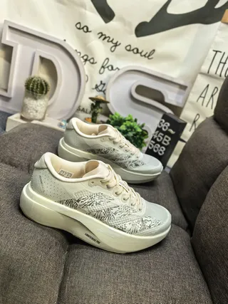 Adidas 灰色白色工程网面鞋面三条纹侧面品牌跑鞋 9