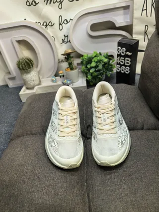 Adidas 灰色白色工程网面鞋面三条纹侧面品牌跑鞋 10