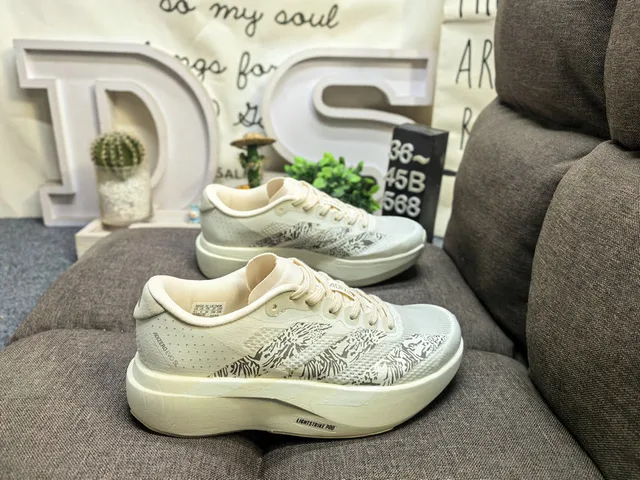 Adidas 灰色白色工程网面鞋面三条纹侧面品牌跑鞋 11