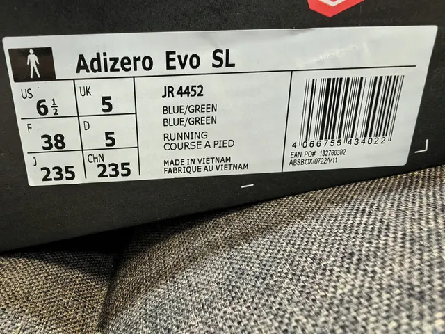 Adidas 灰色白色工程网面鞋面三条纹侧面品牌跑鞋 12