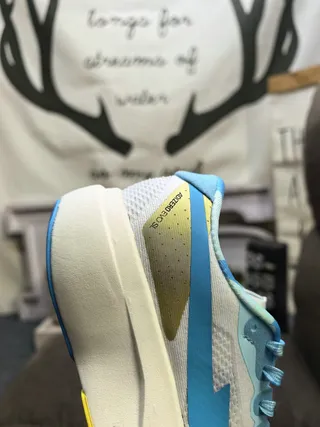 Adidas 灰色白色工程网面鞋面三条纹侧面品牌跑鞋 13