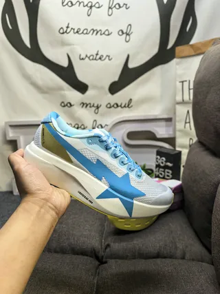 Adidas 灰色白色工程网面鞋面三条纹侧面品牌跑鞋 15
