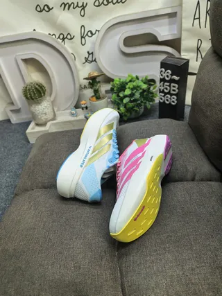 Adidas 灰色白色工程网面鞋面三条纹侧面品牌跑鞋 16