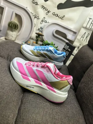 Adidas 灰色白色工程网面鞋面三条纹侧面品牌跑鞋 17