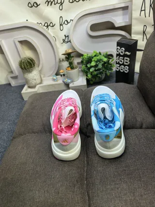 Adidas 灰色白色工程网面鞋面三条纹侧面品牌跑鞋 18