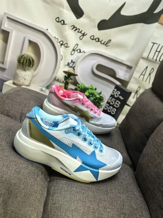 Adidas 灰色白色工程网面鞋面三条纹侧面品牌跑鞋 19