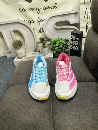 Adidas 灰色白色工程网面鞋面三条纹侧面品牌跑鞋 20
