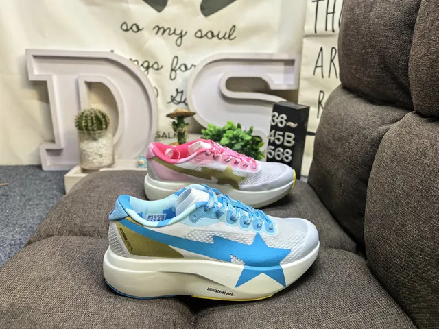 Adidas 灰色白色工程网面鞋面三条纹侧面品牌跑鞋 21