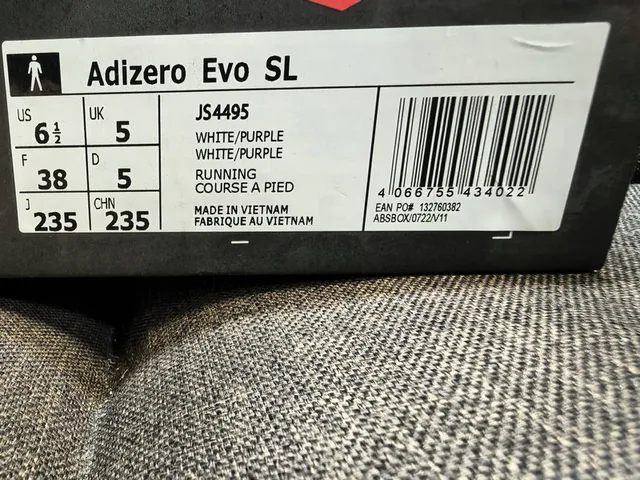 Adidas 灰色白色工程网面鞋面三条纹侧面品牌跑鞋 22