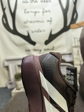 Adidas 灰色白色工程网面鞋面三条纹侧面品牌跑鞋 23