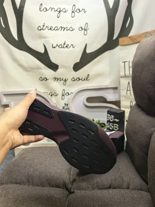 Adidas 灰色白色工程网面鞋面三条纹侧面品牌跑鞋 24