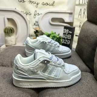 Adidas أحذية أسلوب حياة رمادي أبيض منخفض مع طبقة قزحية