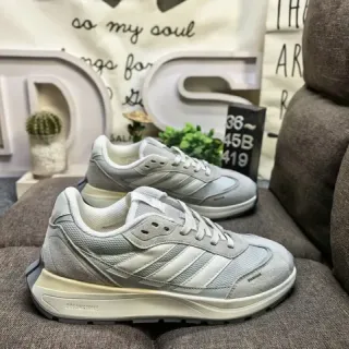 Adidas رمادي أبيض منخفض ثلاث شرائط لوح جانبي نمط حياة أحذية رياضية