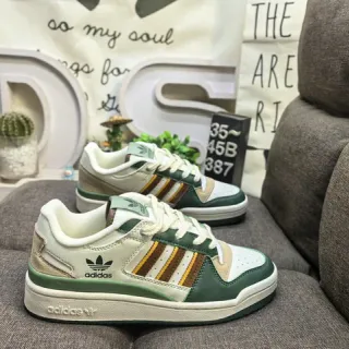 Adidas أخضر وبيج حذاء رياضي أسلوب حياة منخفض الظهر لوحة علوية بانل