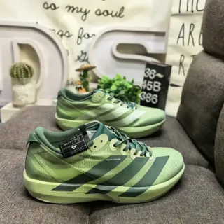 Adidas أحذية رياضية أسلوب حياة خضراء منخفضة التوب مع طبقة علوية شبكية مهندسة