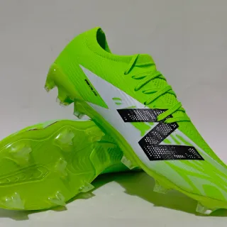 Adidas Vert et Blanc Knit Upper Col ajusté à chaussette Terrain ferme Chaussures de football