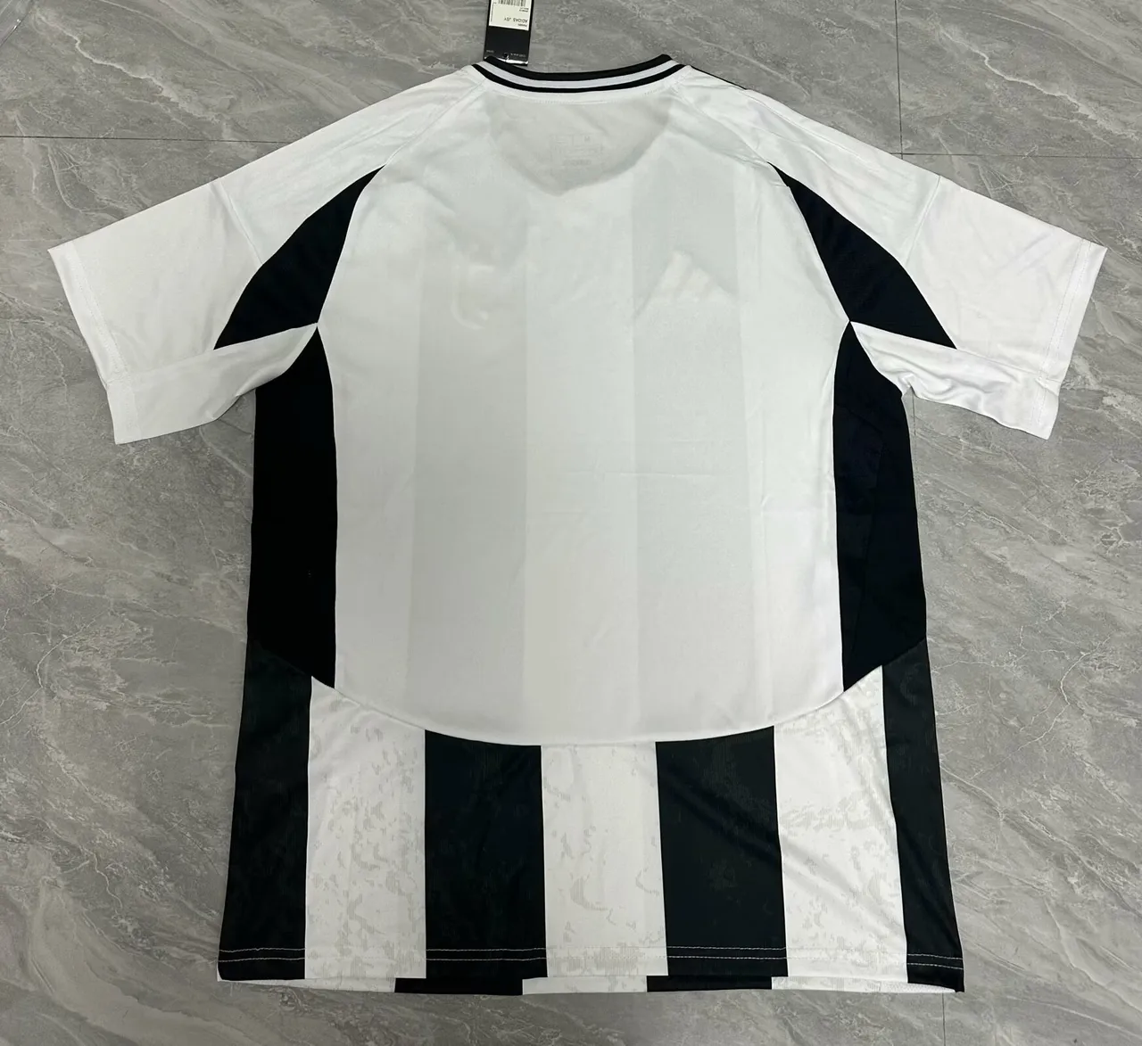 Camiseta de fútbol Adidas Juventus local negra blanca a rayas 3