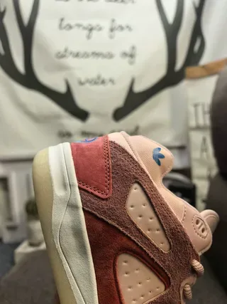 Adidas Tênis lifestyle rosa bege com upper de couro de camurça e malla em camadas painéis triangulares perfurados 3