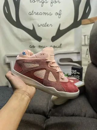 Adidas Tênis lifestyle rosa bege com upper de couro de camurça e malla em camadas painéis triangulares perfurados 5