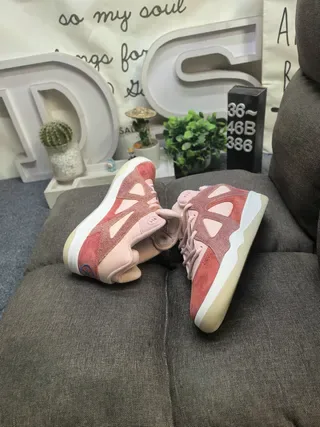 Adidas Tênis lifestyle rosa bege com upper de couro de camurça e malla em camadas painéis triangulares perfurados 6