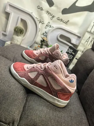 Adidas Tênis lifestyle rosa bege com upper de couro de camurça e malla em camadas painéis triangulares perfurados 7