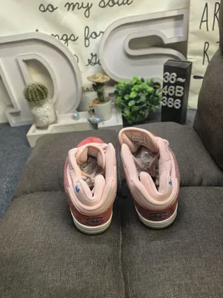 Adidas Tênis lifestyle rosa bege com upper de couro de camurça e malla em camadas painéis triangulares perfurados 8