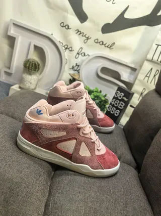 Adidas Tênis lifestyle rosa bege com upper de couro de camurça e malla em camadas painéis triangulares perfurados 9