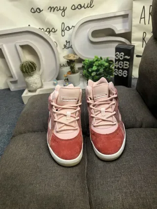 Adidas Tênis lifestyle rosa bege com upper de couro de camurça e malla em camadas painéis triangulares perfurados 10