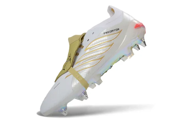 Adidas Predator Sapatos de futebol branco dourado de baixo corte com cadarço iridescente holográfico com sola de terreno firme 3